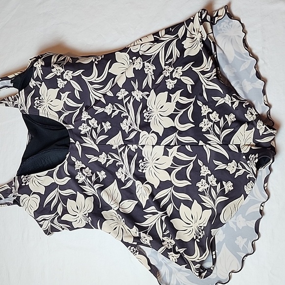 Indigo Bay Size 24W Black and Cream Swimsuit with Floral Design Skirted Front - Picture 4 of 7